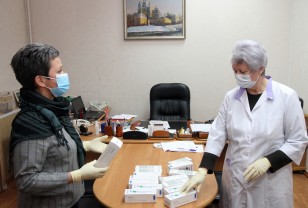 Глава Смоленского горсовета передала термометры для детских поликлиник