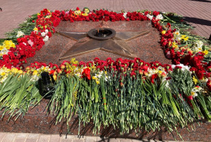 В Сквере Памяти Героев Смоленска прошел торжественный митинг в честь 77-летия Великой Победы