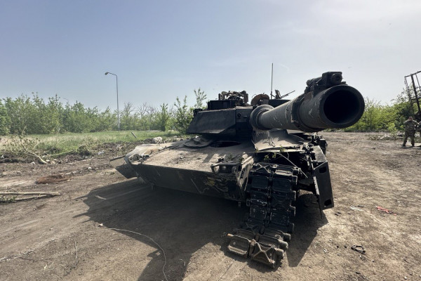 Российские бойцы эвакуировали первый трофейный американский танк М1 «Абрамс»