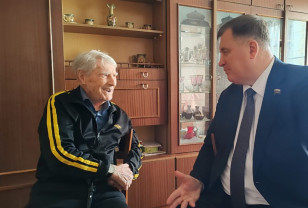 Председатель Смоленского горсовета Анатолий Овсянкин поздравил с праздником 96-летнего военного лётчика Михаила Ганина