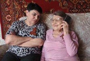 Сергей Неверов по телефону поздравил смолянку Анну Дмитриевну Яковлеву с Днём Победы