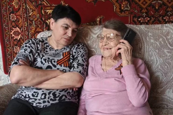 Сергей Неверов по телефону поздравил смолянку Анну Дмитриевну Яковлеву с Днём Победы