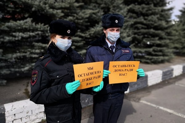 Смоленские дорожные полицейские поддержали флешмоб «Оставайтесь дома» 