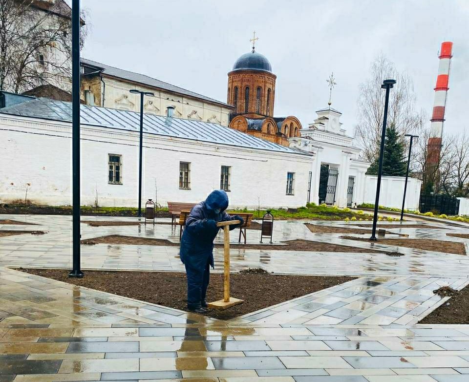 В Смоленске перед церковью Петра и Павла высадили газоны 