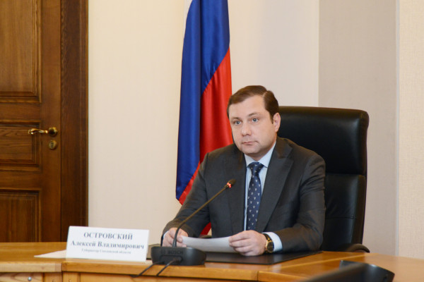 Губернатор Алексей Островский поздравил социальных работников с профессиональным праздником