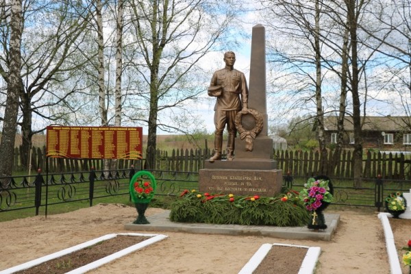 В Шумячском районе установили памятник Воину-освободителю 
