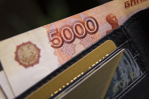 В Смоленской области у мужчины украли сумку с деньгами
