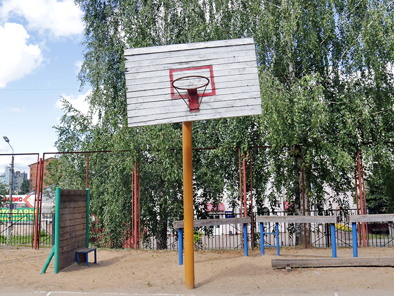 В смоленской школе отремонтируют спортивный зал и площадку