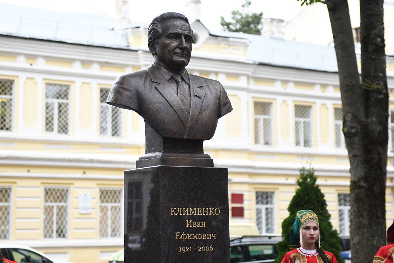 В Смоленске открыли памятник Ивану Ефимовичу Клименко