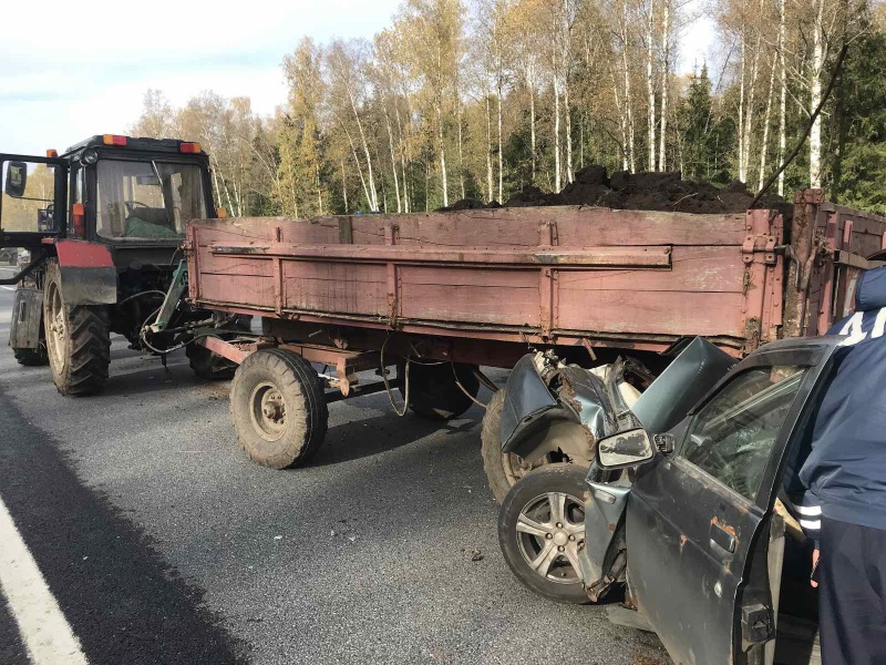 В Гагаринском районе столкнулись два трактора и легковушка