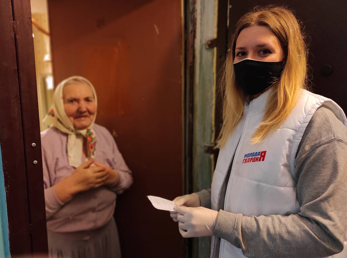 Добровольцы волонтерского центра доставили лекарства пожилым смолянкам