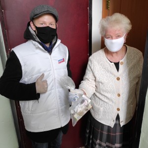 Добровольцы волонтерского центра доставили лекарства пожилым смолянкам