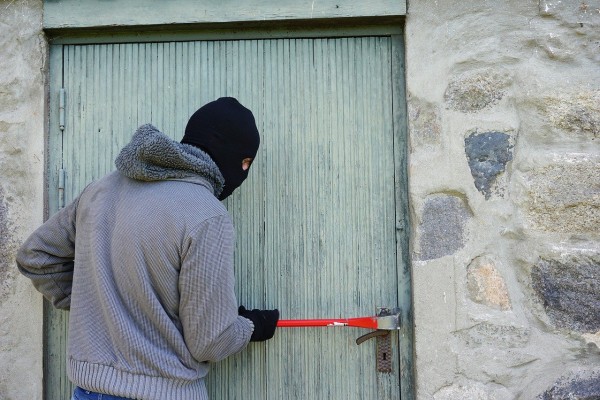 У жителя Смоленска из частного дома украли пять курток