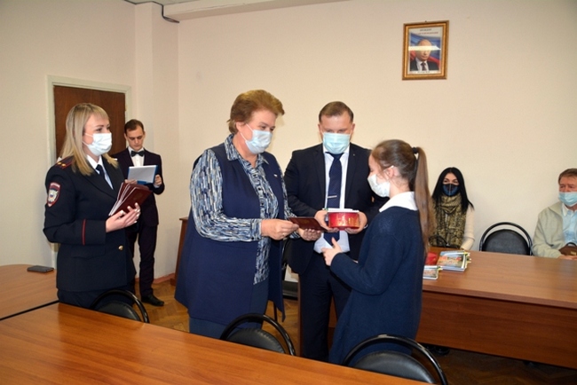 Юным смолянам вручили первые паспорта гражданина России 