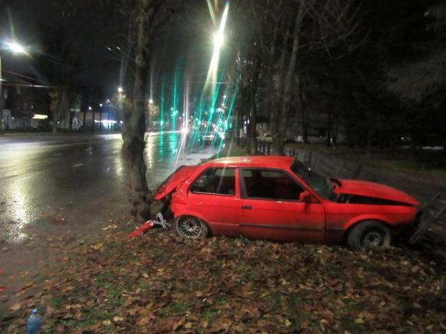 В Смоленске «BMW» выехал на встречку и врезался в ограждение