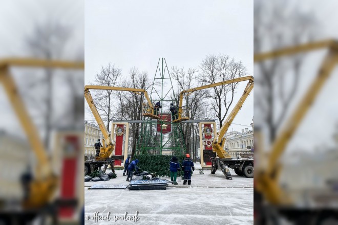 В Смоленске завершили монтаж главной городской елки