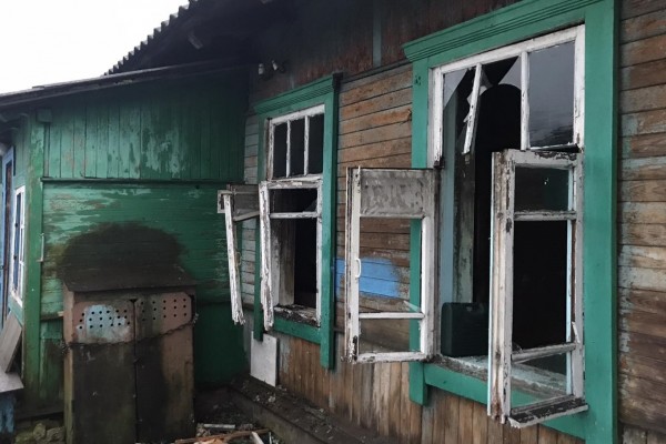 В Духовщинском районе горели дом и пристройка