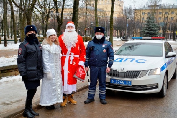 В Смоленске полицейский Дед Мороз отправился в предновогодний патруль 