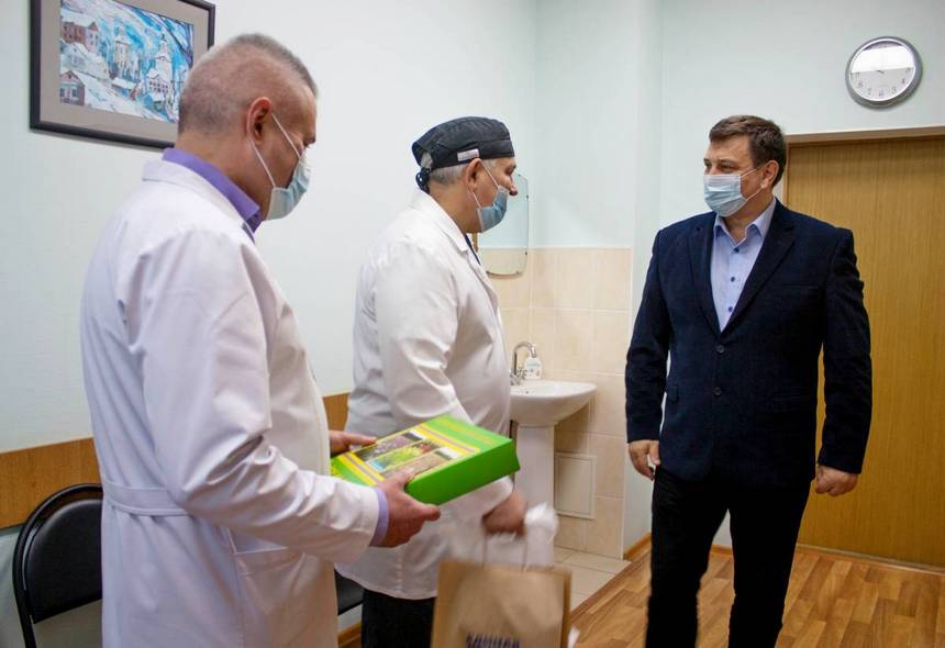 Игорь Ляхов поздравил врачей Смоленской областной больницы