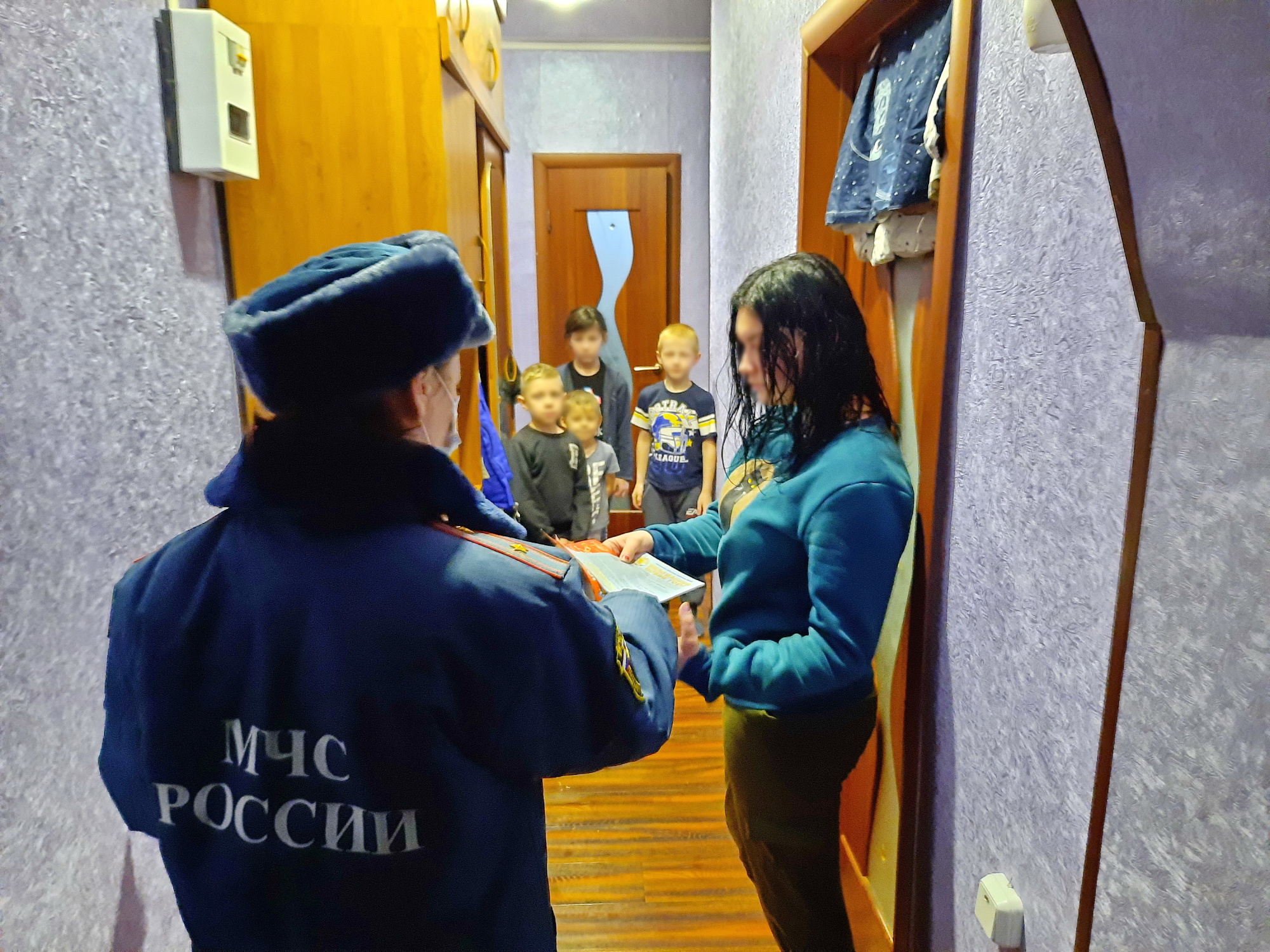 В Вязьме сотрудники МЧС России провели профилактические рейды