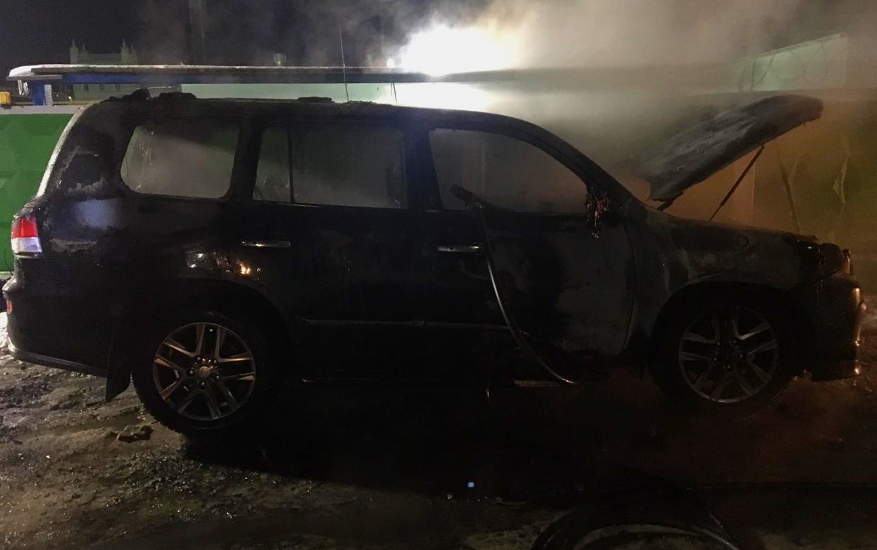 В Смоленске сгорел Lexus LX 570