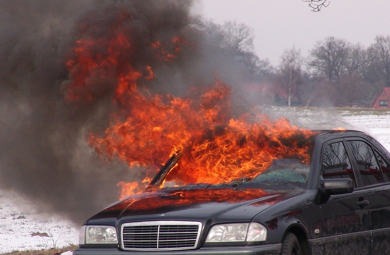 В Дорогобуже при пожаре пострадали три автомобиля 
