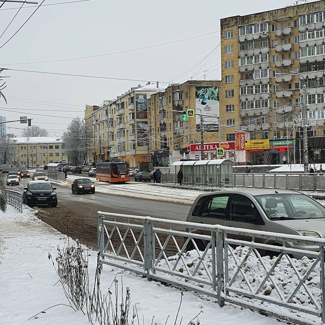 Смоленские дорожники объяснили появление лужи на отремонтированной улице Николаева 