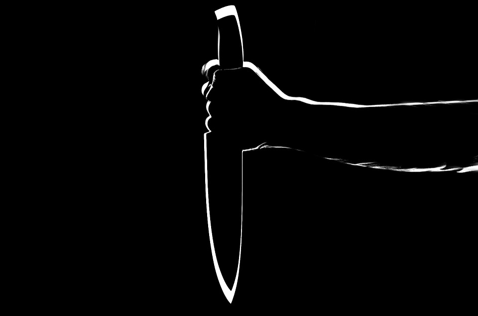 В Смоленске прохожие вызвали скорую помощь раненому ножом мужчине