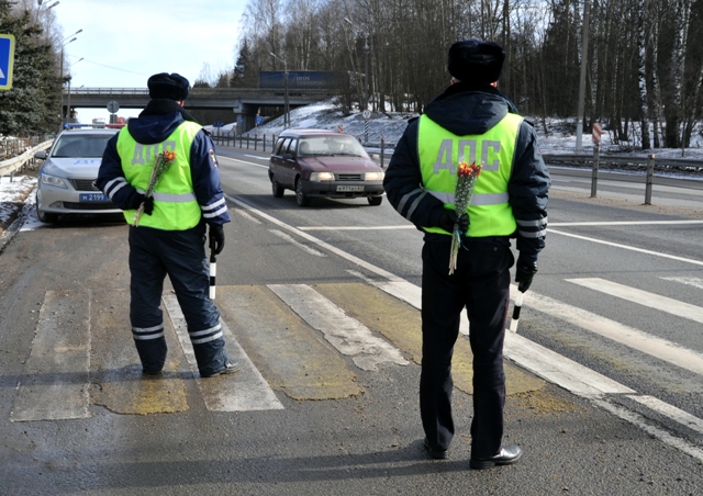 Смоленские Госавтоинспекторы провели акцию #ЦветыДляАвтоледи 