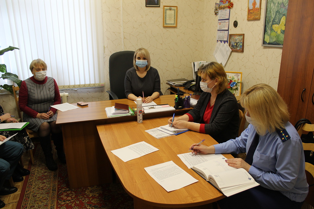 В Кардымове состоялось заседание комиссии по делам несовершеннолетних и защите их прав