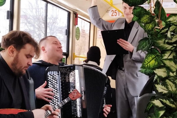 Музыкальный трамвай курсировал по Смоленску в праздничный день