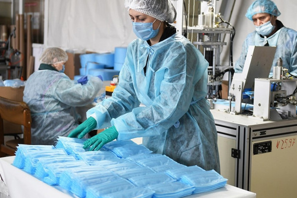 На Смоленщине 30 предприятий наладили производство масок в период пандемии COVID-19