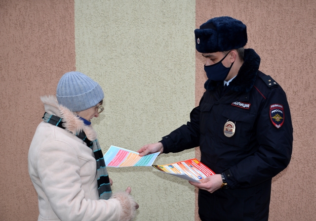 В Смоленской области участковые лично предупреждают граждан о действиях мошенников