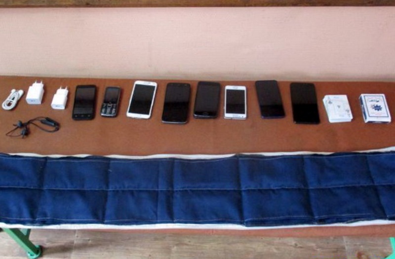 Восемь телефонов пытались тайно ввезти в исправительную колонию в Смоленской области
