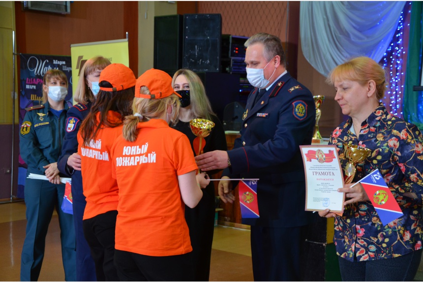 В Смоленске торжественно наградили лучших юных пожарных