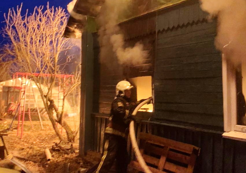 Трое детей и двое взрослых спаслись при пожаре в городе Сафоново