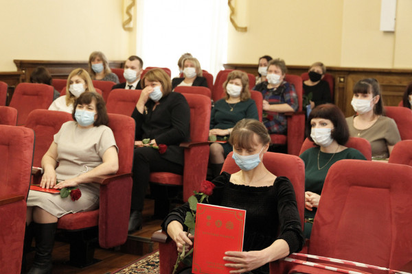 Депутаты смоленского горсовета наградили 41 медика за лечение больных COVID-19