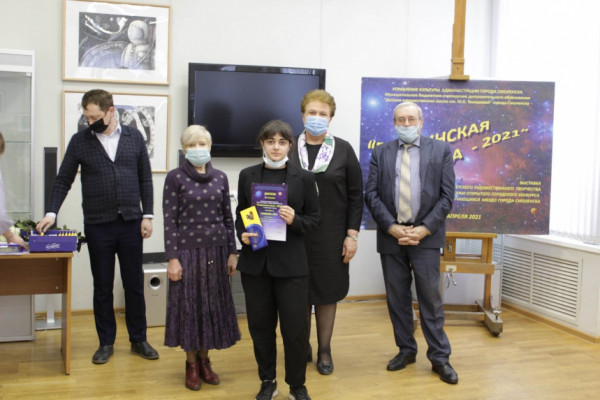 В детской художественной школе Смоленска открылась выставка «Гагаринская весна – 2021»