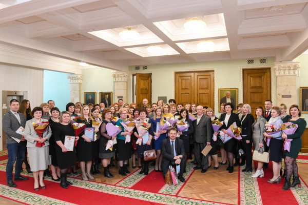 В администрации Смоленской области наградили отличившихся сотрудников службы занятости населения