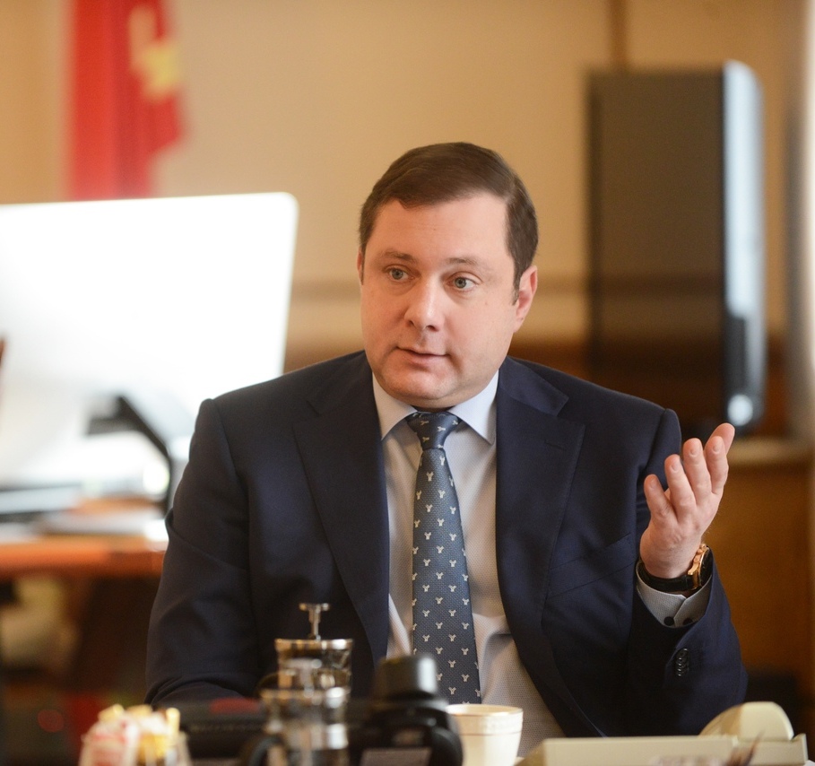 Губернатор Алексей Островский поздравляет смолян с Днём России