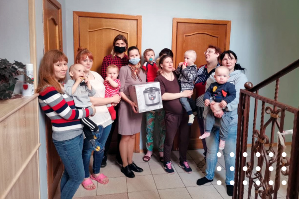 Представители ЦУР передали подарки в Смоленский дом для мамы