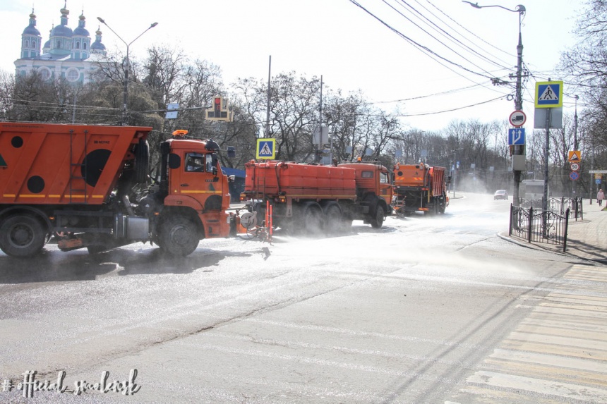 Смоленские улицы продолжают очищать от скопившейся за зиму пыли и грязи