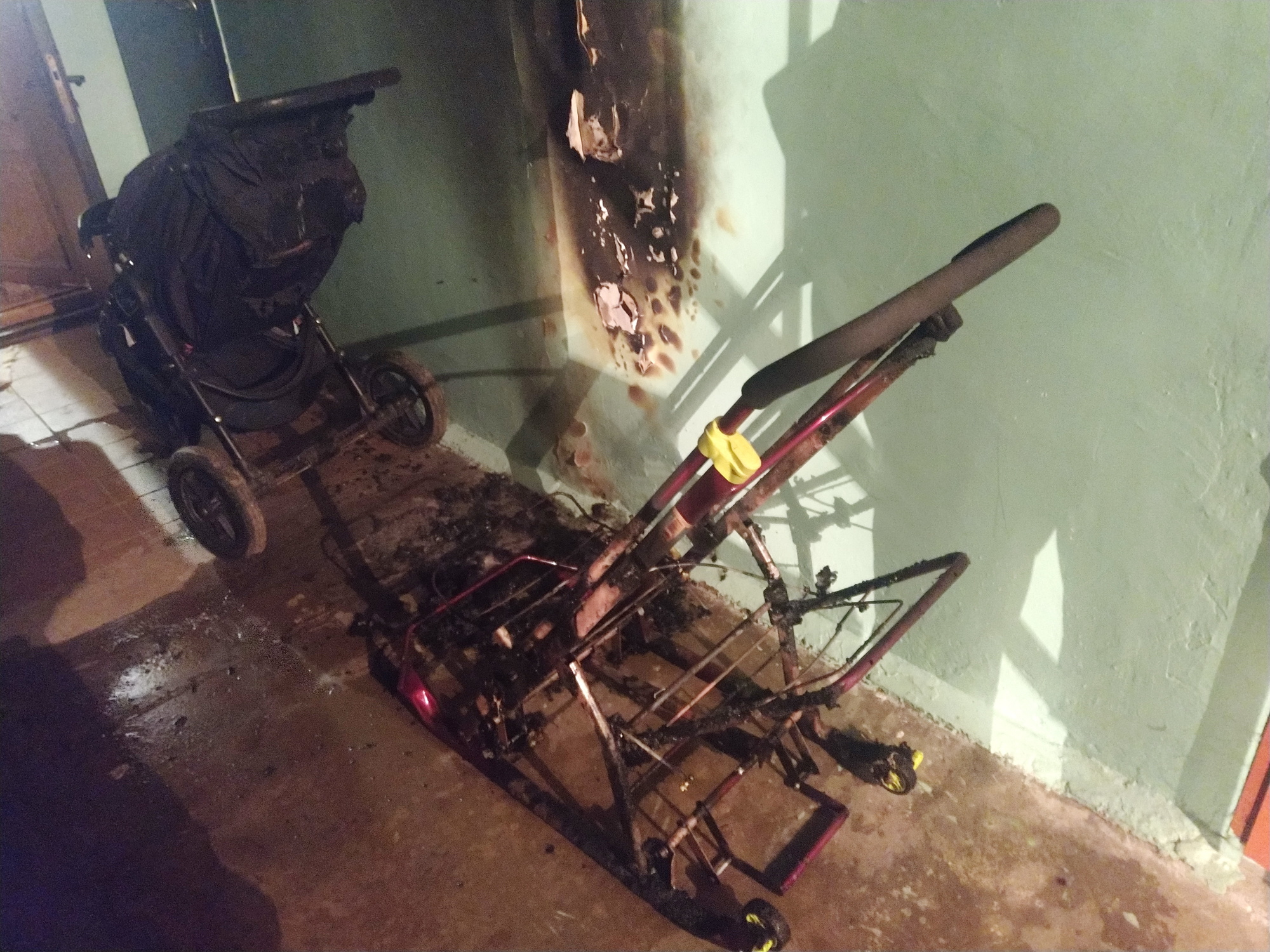 Ночью в многоэтажном доме в Сафонове горели детские санки