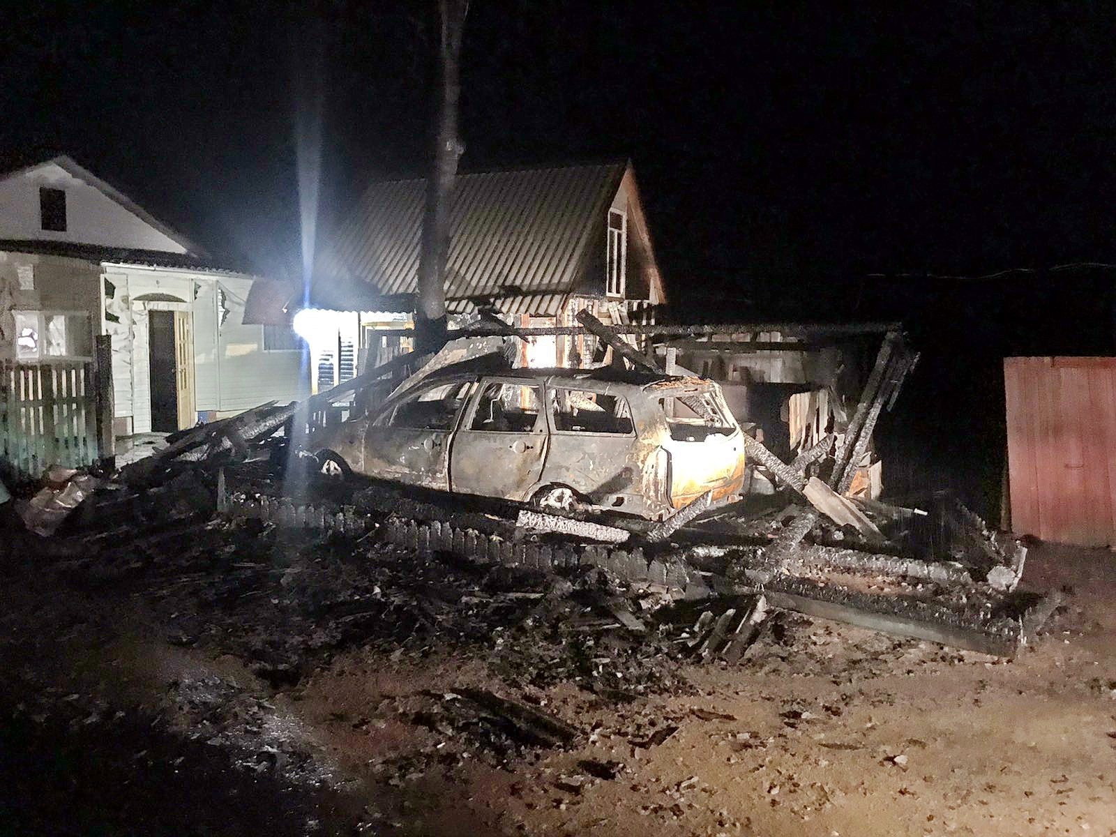 В Смоленской области сгорел гараж с автомобилем