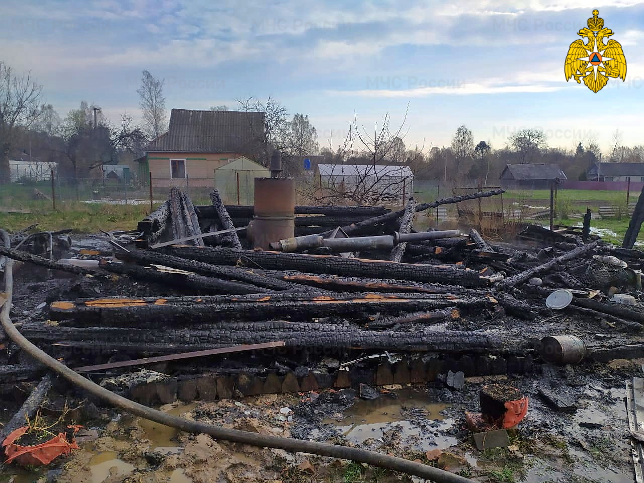 В Ярцевском районе хозяин горящей бани в панике забыл вызвать пожарных
