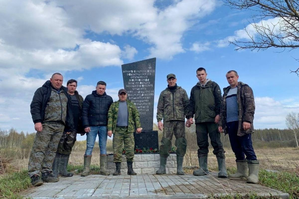 В деревне Саленки Смоленского района восстановили памятник партизану Володе Куриленко
