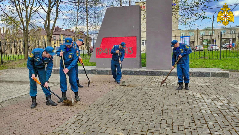 В Смоленске спасатели провели акцию по благоустройству территории у мемориала