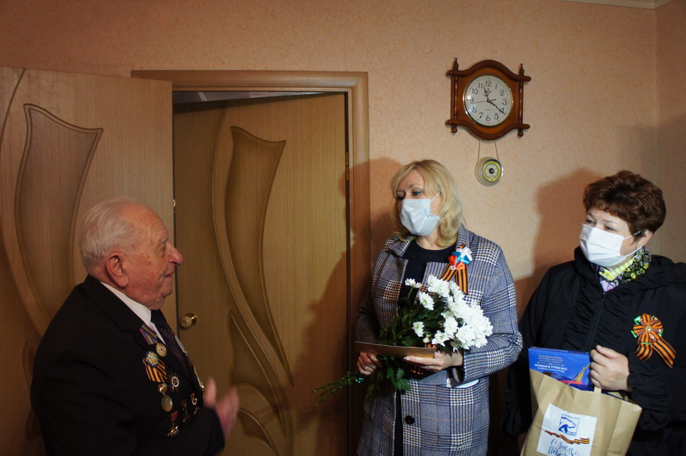 В Смоленске депутаты горсовета поздравляют ветеранов с наступающим Днем Победы