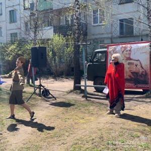 В Смоленске состоялись праздничные концерты во дворах ветеранов