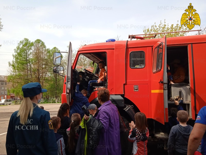 В Смоленской области школьники побывали на экскурсии в пожарной части